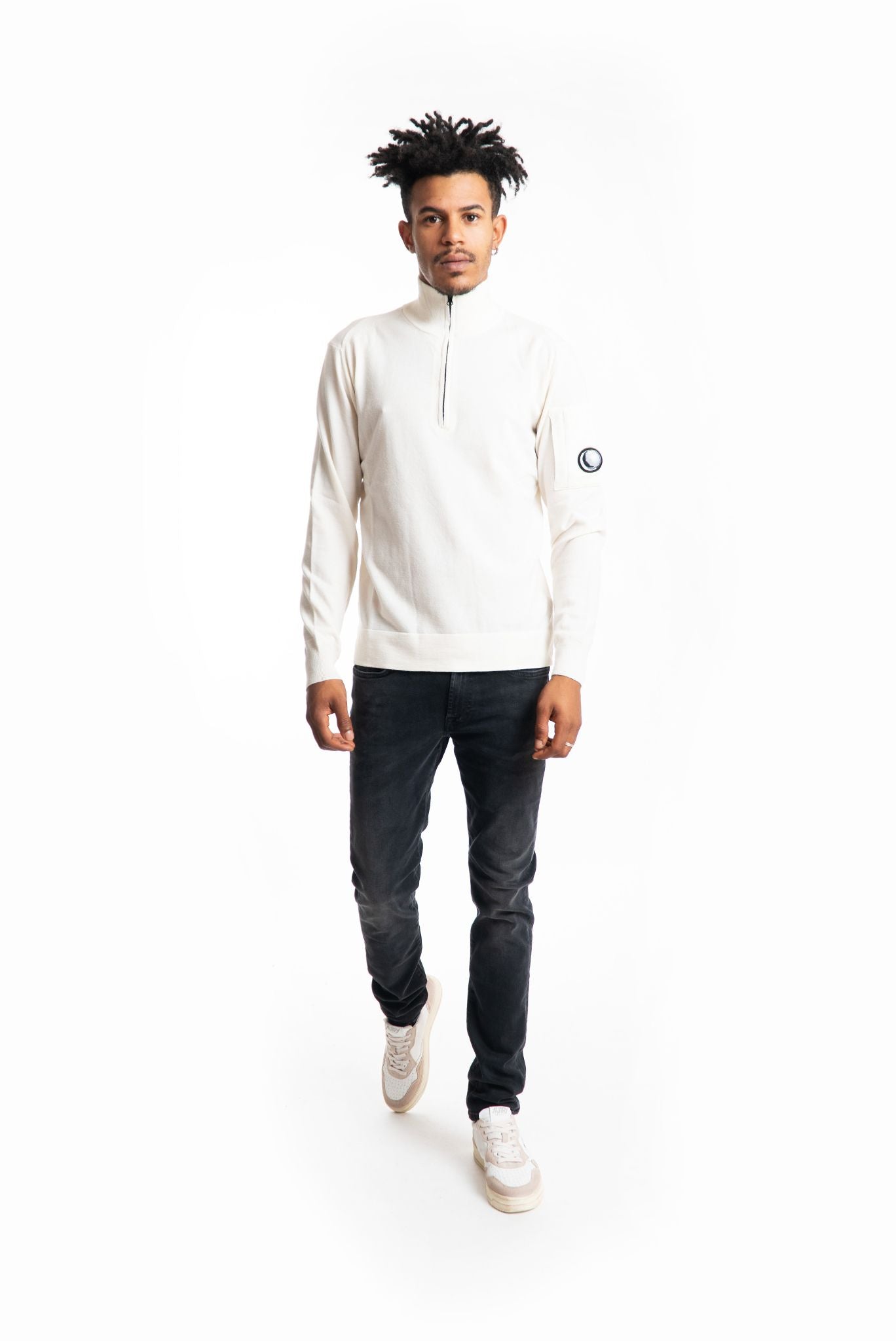 Maglia panna in misto lana con collo alto e mezza zip con lente cp company sulla manica polo collar, intero