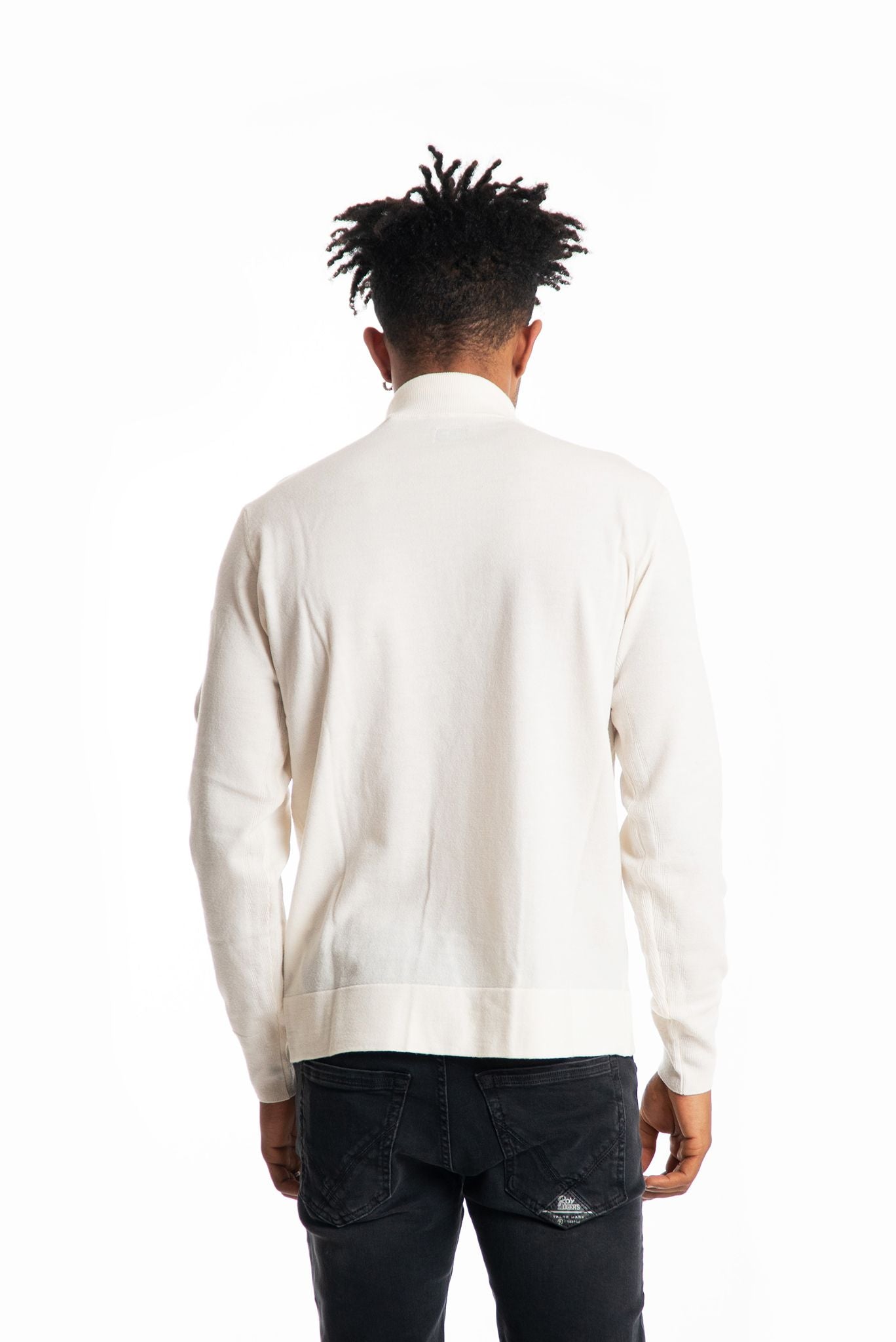 Maglia panna in misto lana con collo alto e mezza zip con lente cp company sulla manica polo collar, retro