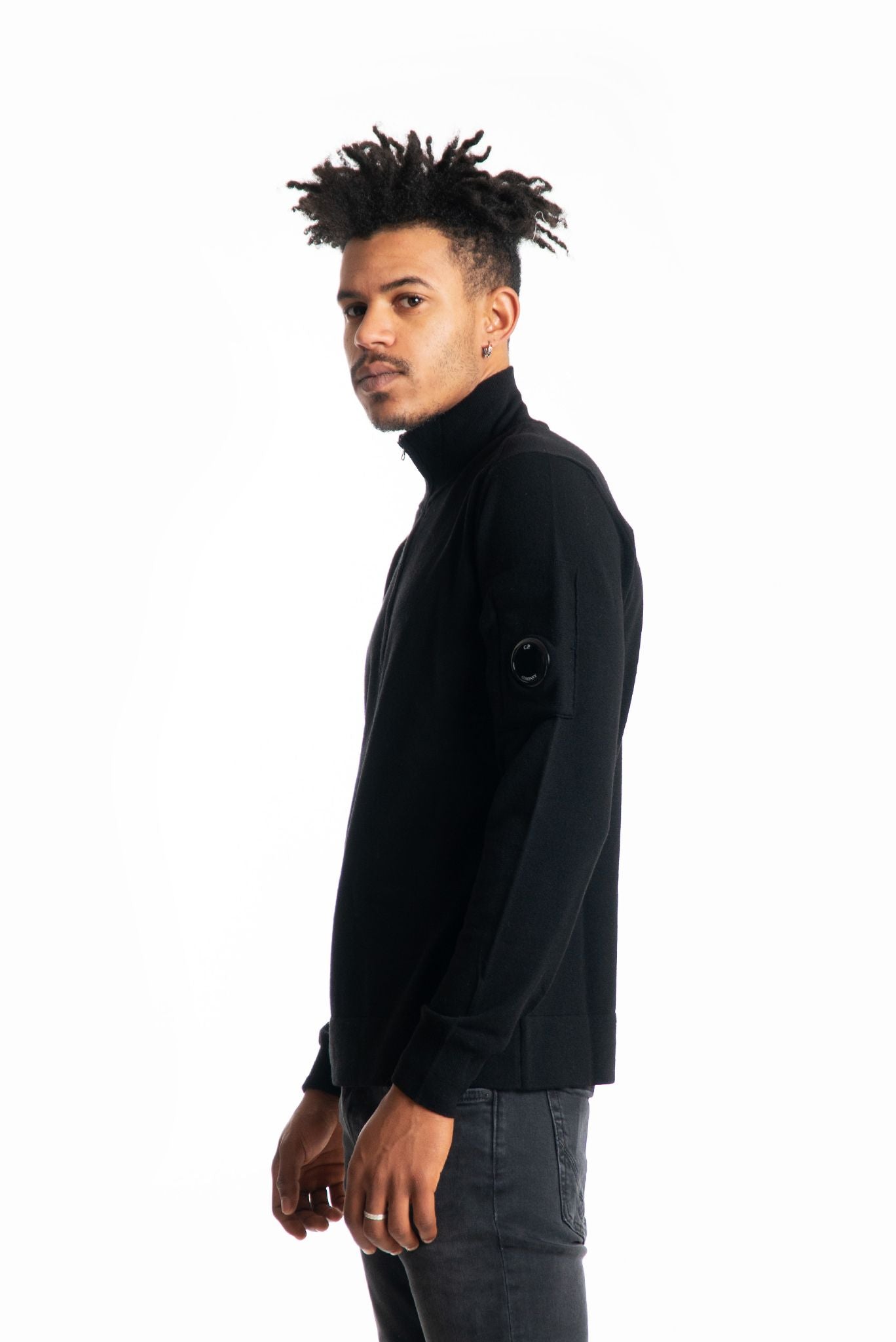Cp company maglia nera in lana con mezza zip sul davanti polo collar, lato