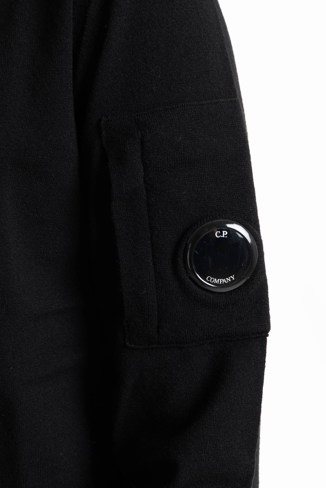 Cp company maglia nera in lana con mezza zip sul davanti polo collar, dettaglio