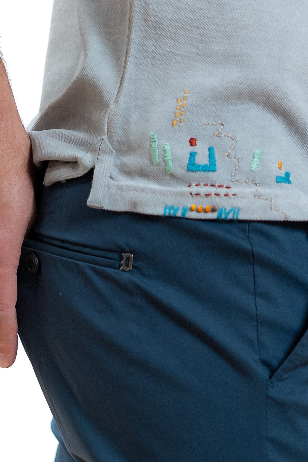 polo grigia bob company con ricami, dettaglio