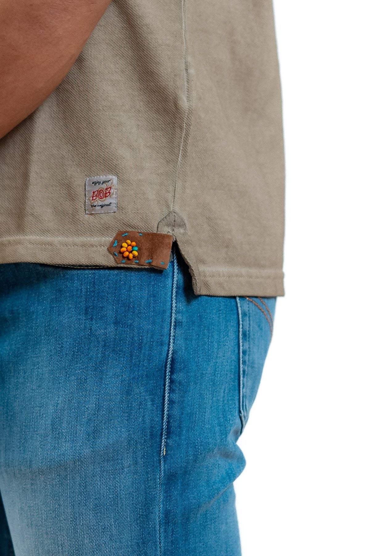 polo marrone bob company con ricami, dettaglio