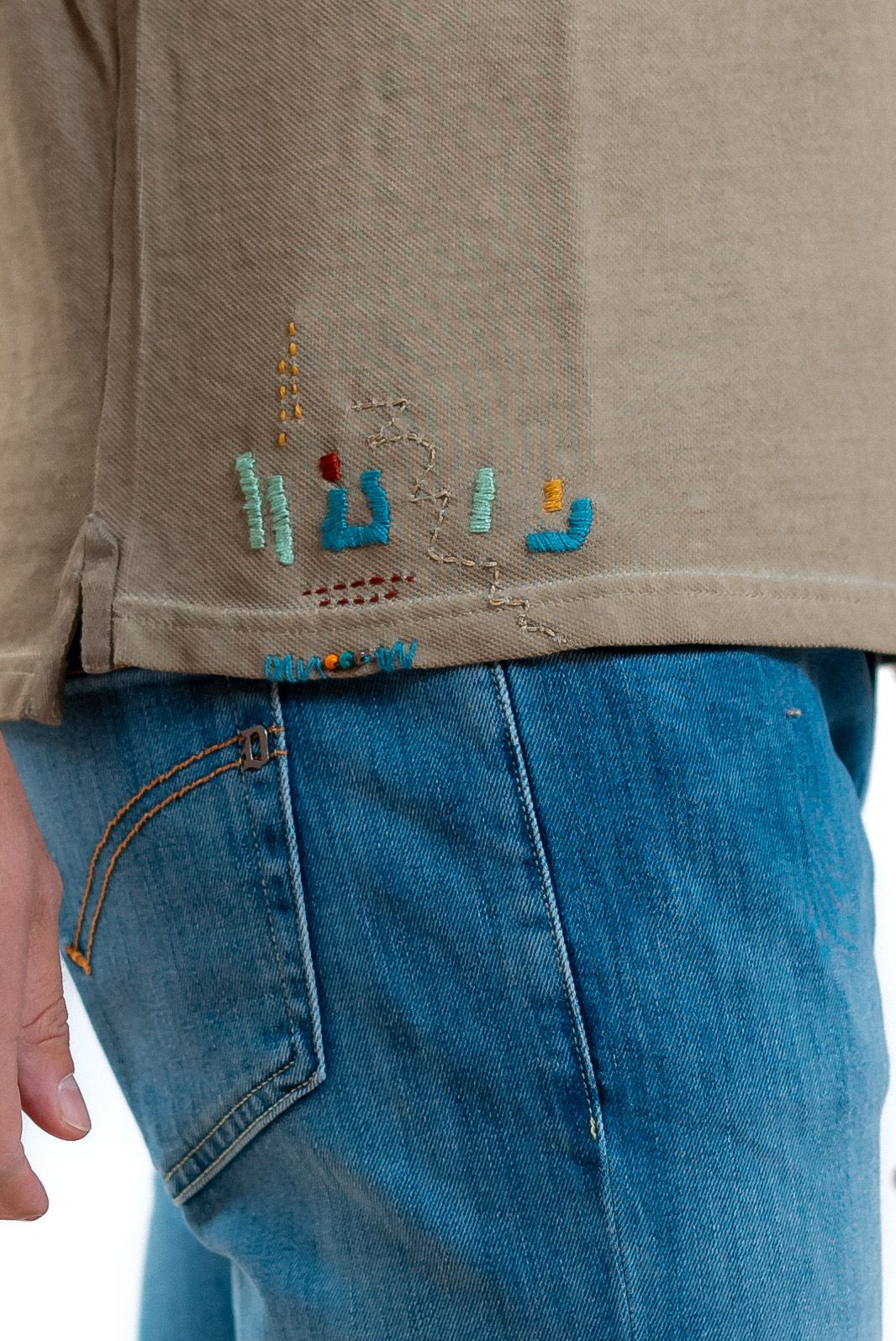 polo marrone bob company con ricami, dettaglio orlo