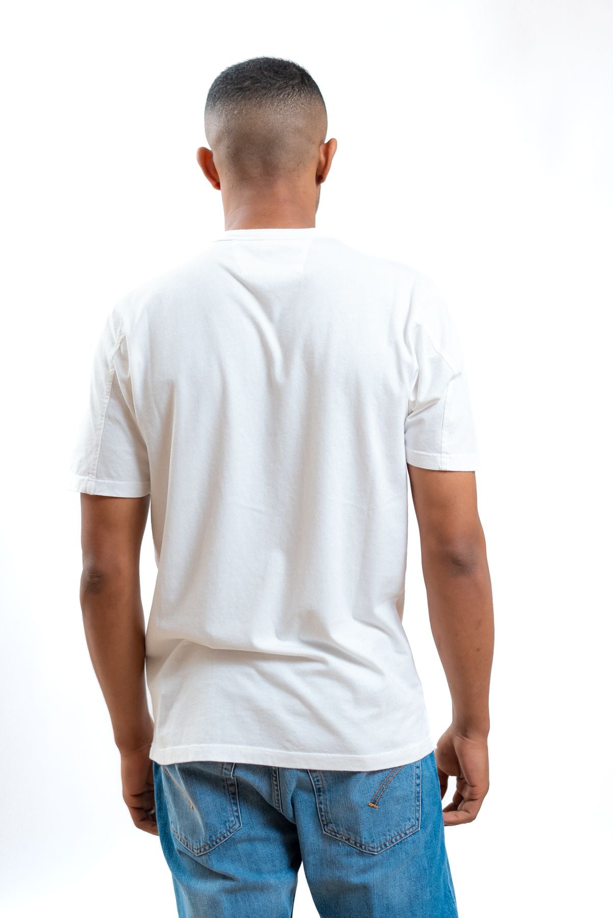 cp company uomo t-shirt bianca in jersey con taschino e logo, retro