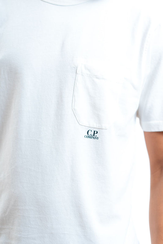 cp company uomo t-shirt bianca in jersey con taschino e logo, dettaglio