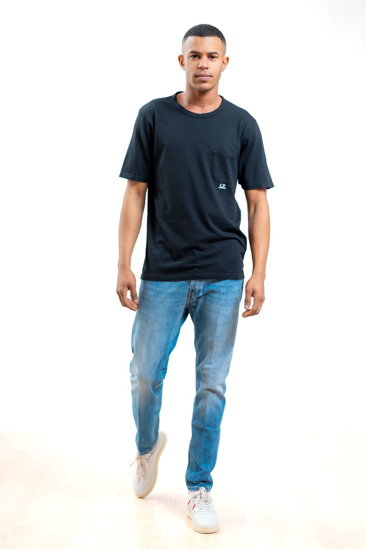 cp company uomo t-shirt nera in cotone con taschino e logo, intero