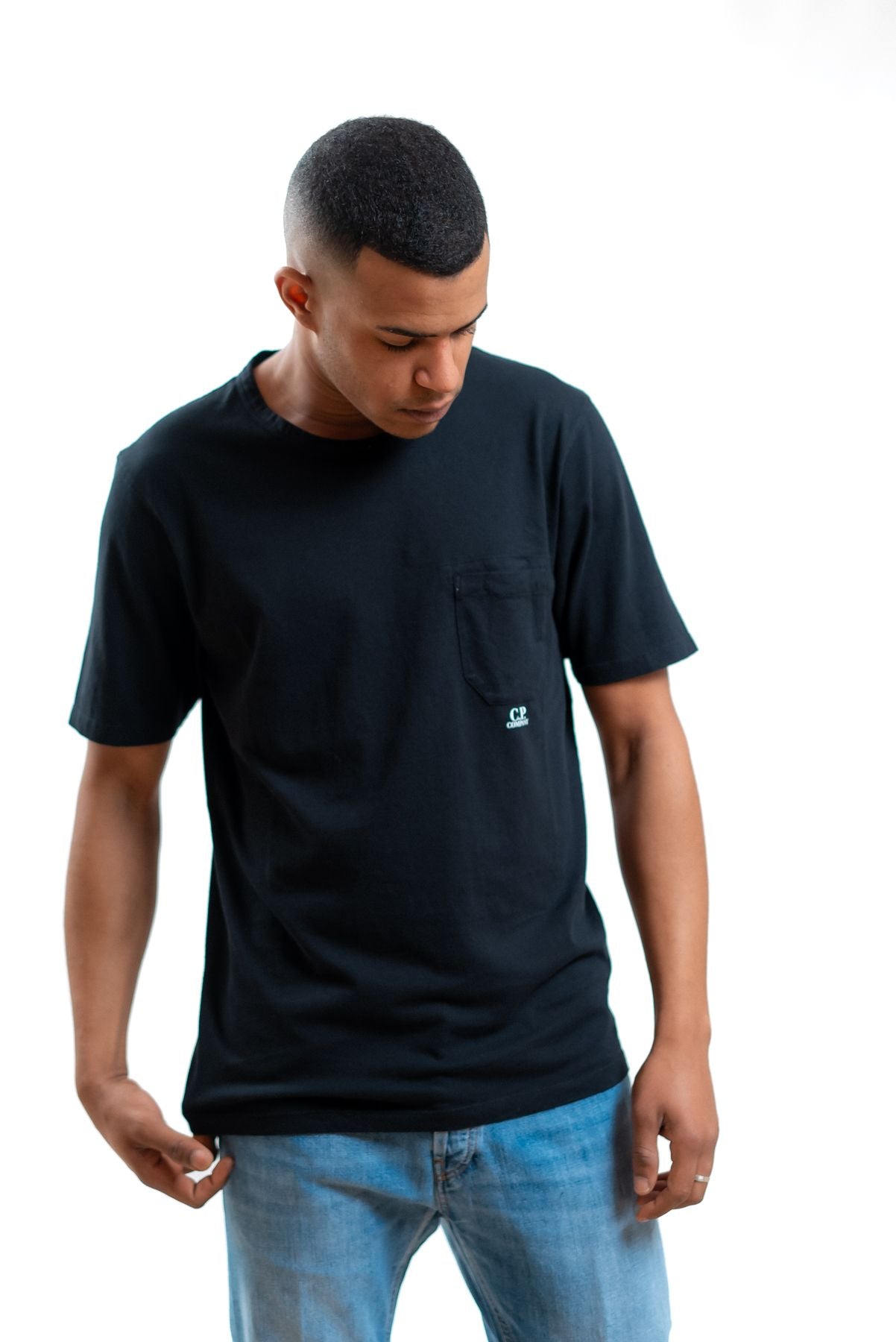 cp company uomo t-shirt nera in cotone con taschino e logo, fronte