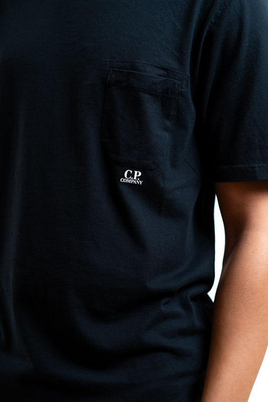 cp company uomo t-shirt nera in cotone con taschino e logo, dettaglio