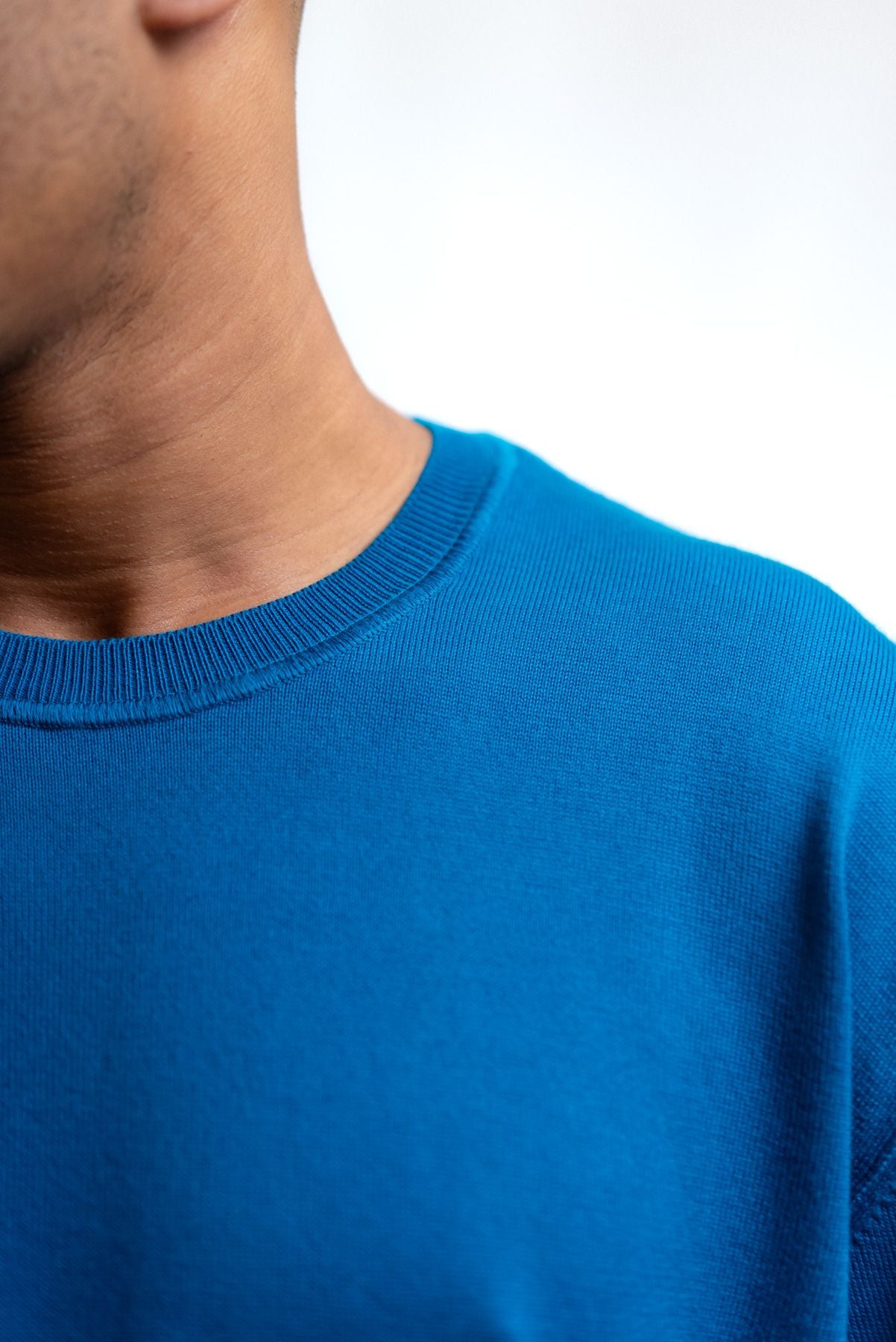 cp company uomo maglioncino azzurro in cotone sea island, dettaglio