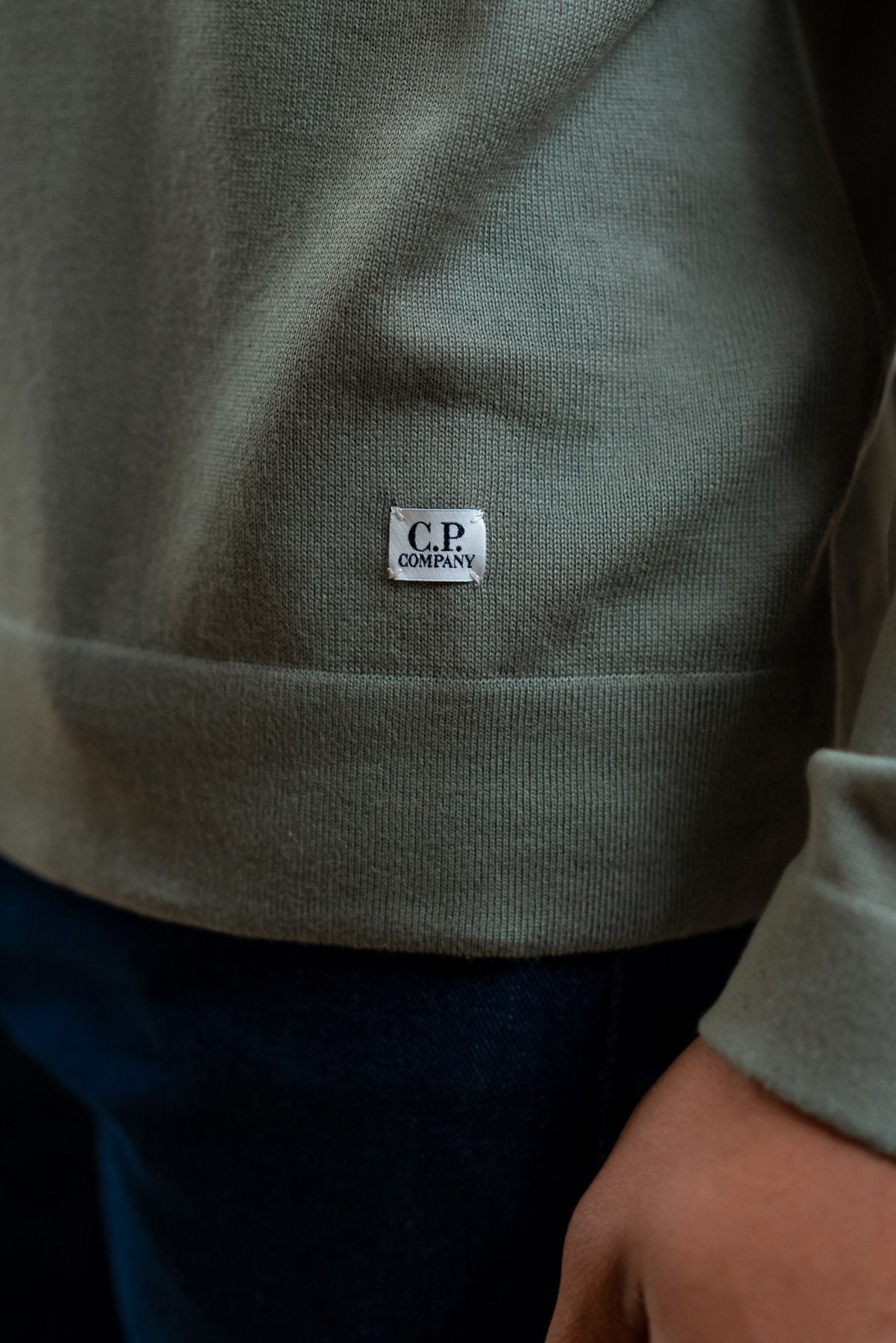 cp company uomo maglioncino verde in cotone sea island, dettaglio