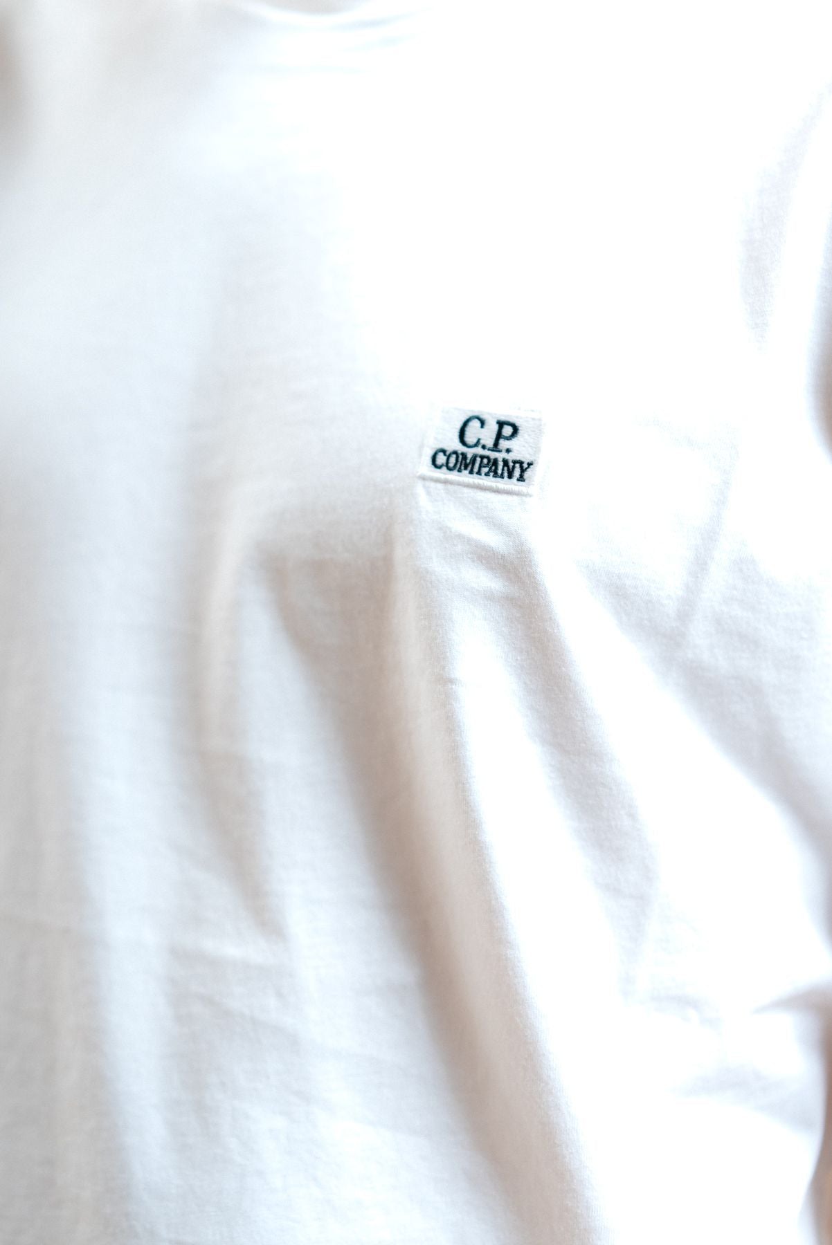 cp company uomo t-shirt bianca a girocollo con logo, dettaglio