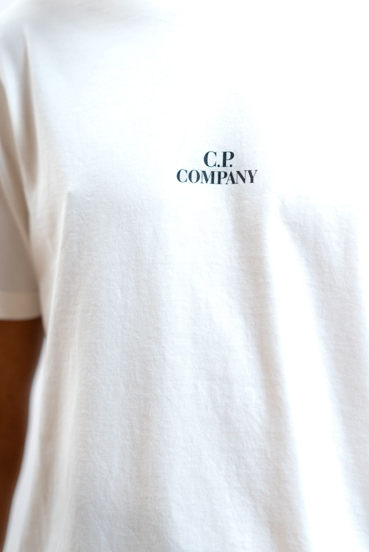 cp company t-shirt uomo bianca con logo e stampa, dettaglio