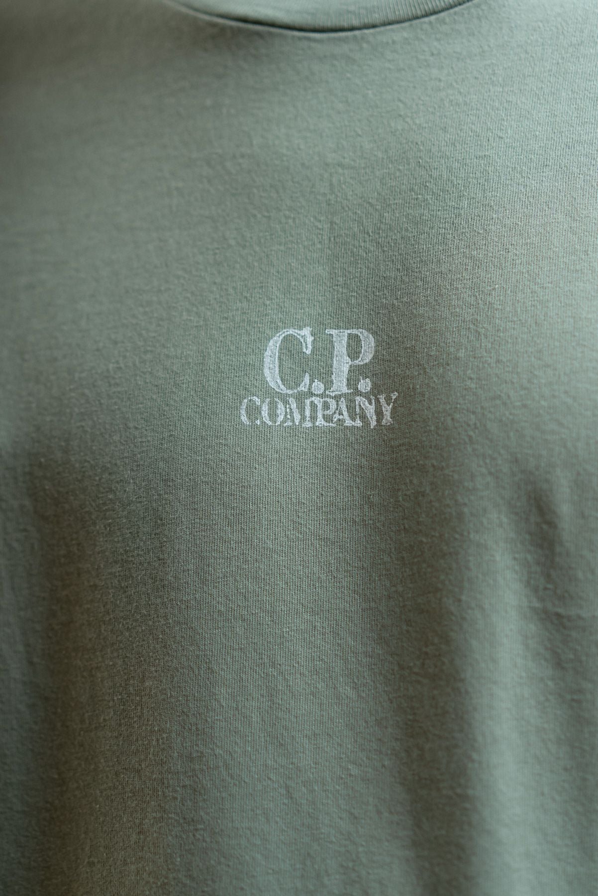 cp company uomo t-shirt verde con stampa Artisanal Three Cards, dettaglio logo