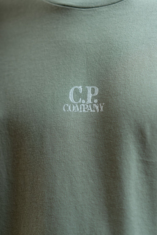 cp company uomo t-shirt verde con stampa Artisanal Three Cards, dettaglio logo