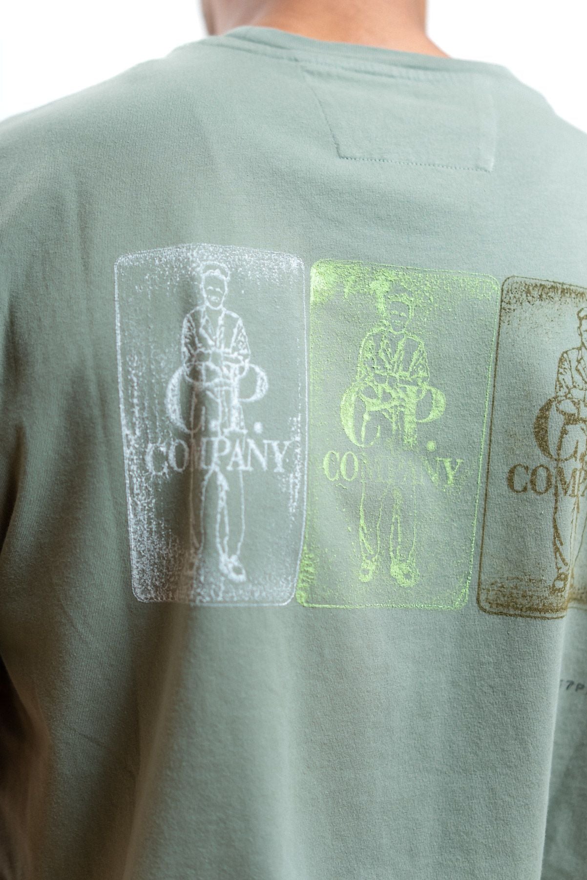 cp company uomo t-shirt verde con stampa Artisanal Three Cards, dettaglio