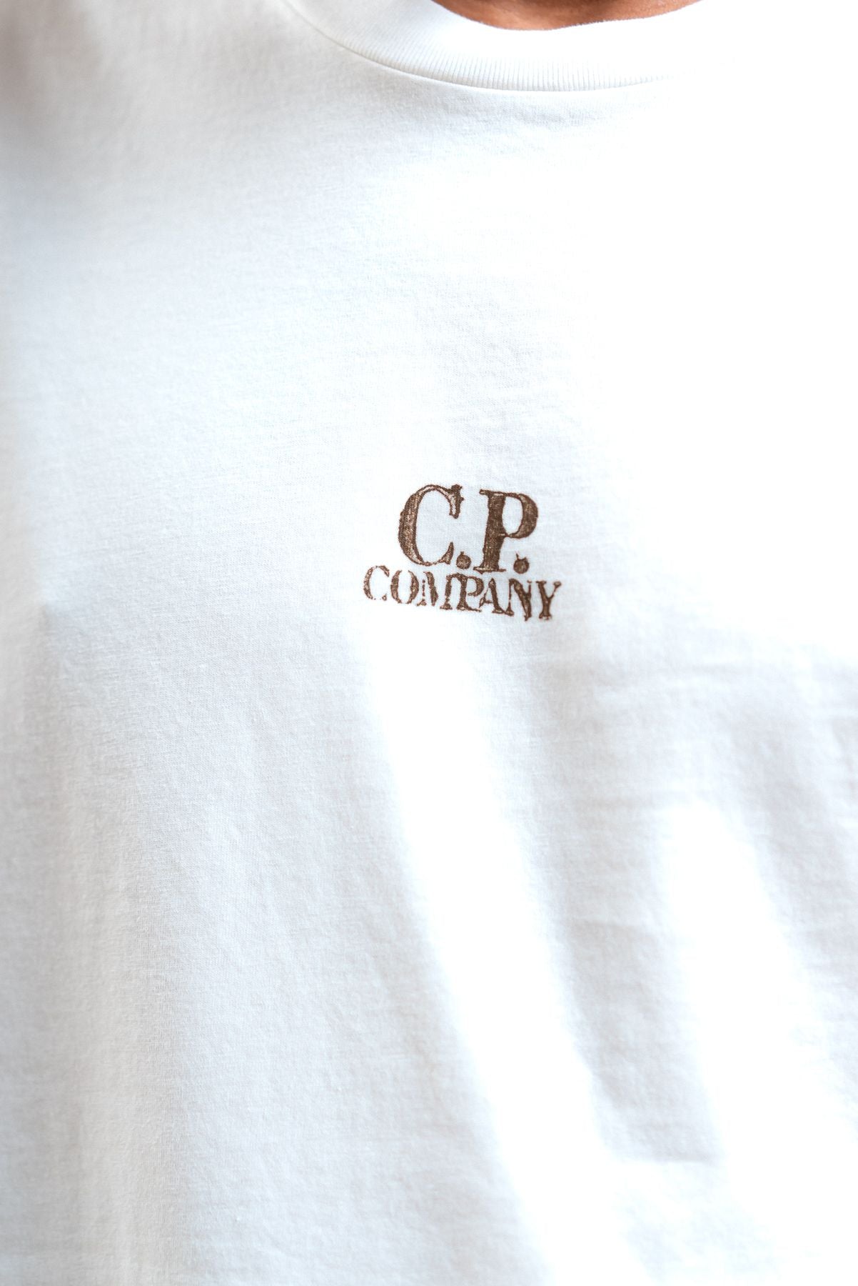 cp company uomo t-shirt bianca con stampa Artisanal Three Cards, dettaglio logo