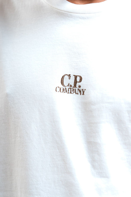 cp company uomo t-shirt bianca con stampa Artisanal Three Cards, dettaglio logo