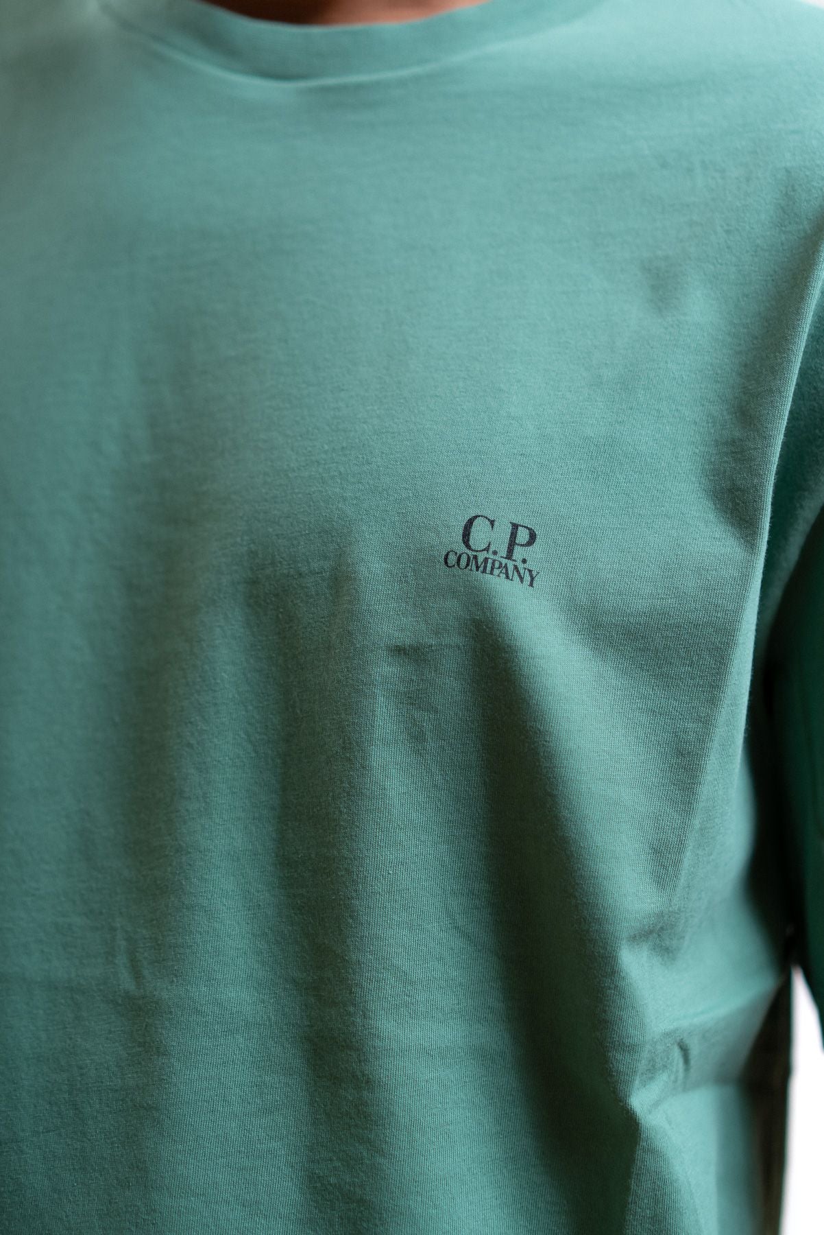 cp company uomo t-shirt verde in jersey con logo e stampa goggle, dettaglio
