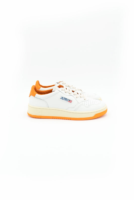 scarpe Autry Medalist bianche e arancioni, fianco