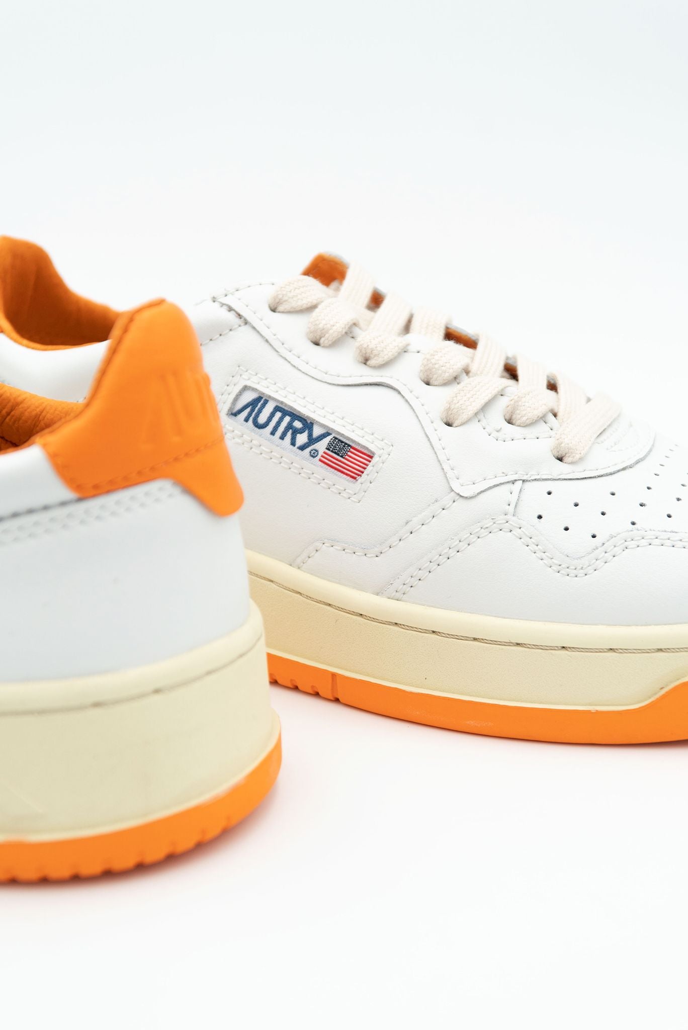 scarpe Autry Medalist bianche e arancioni, dettaglio