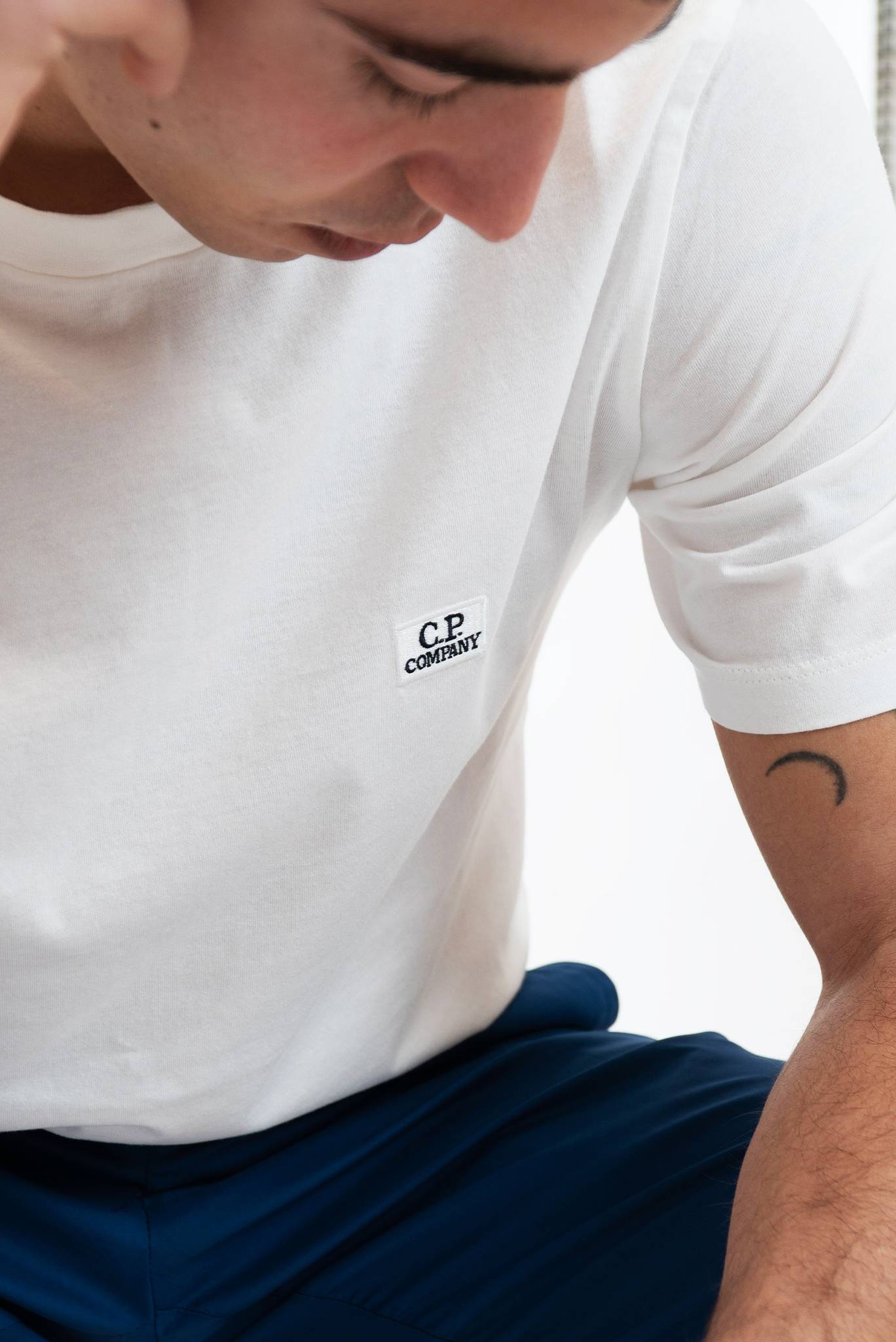 T-shirt Bianca con Logo a Toppa