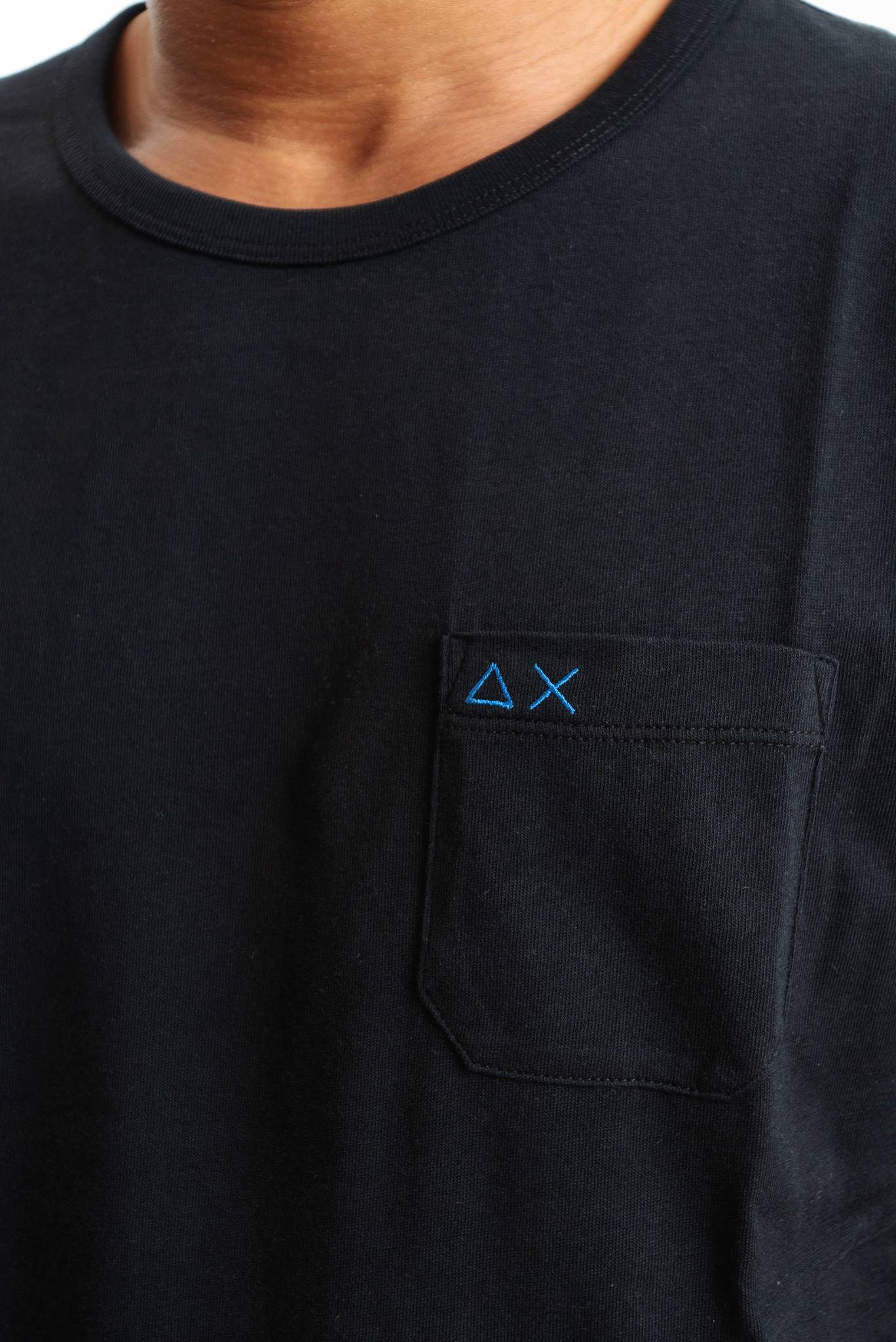 T-shirt Nera con Taschino