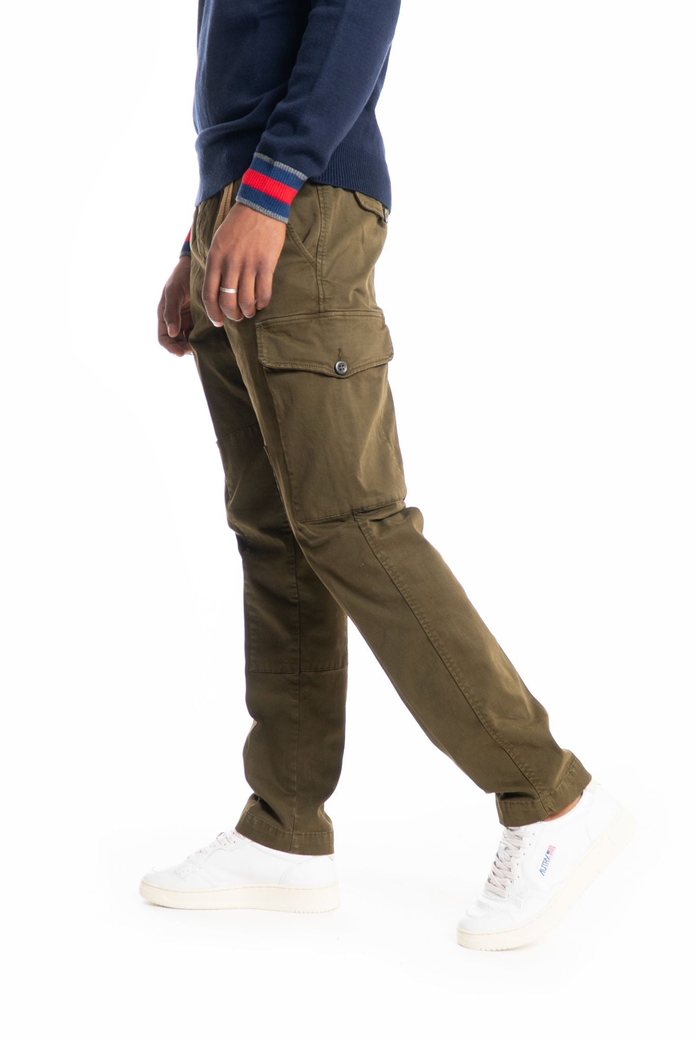 white sand pantalone cargo con tasconi verde militare, lato