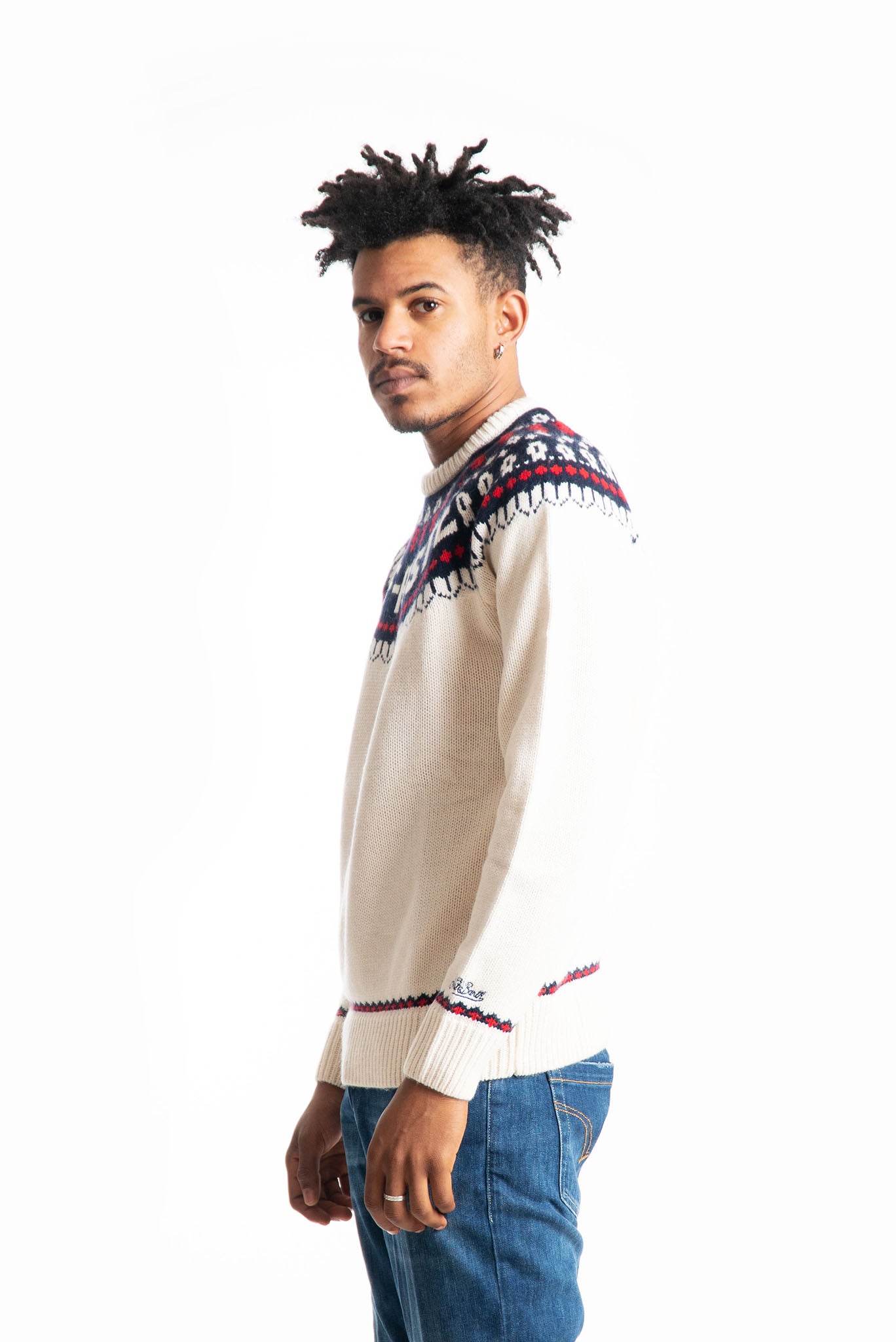 mc2 saint barth uomo maglione panna con dettaglio ricami e scritta off pista, lato