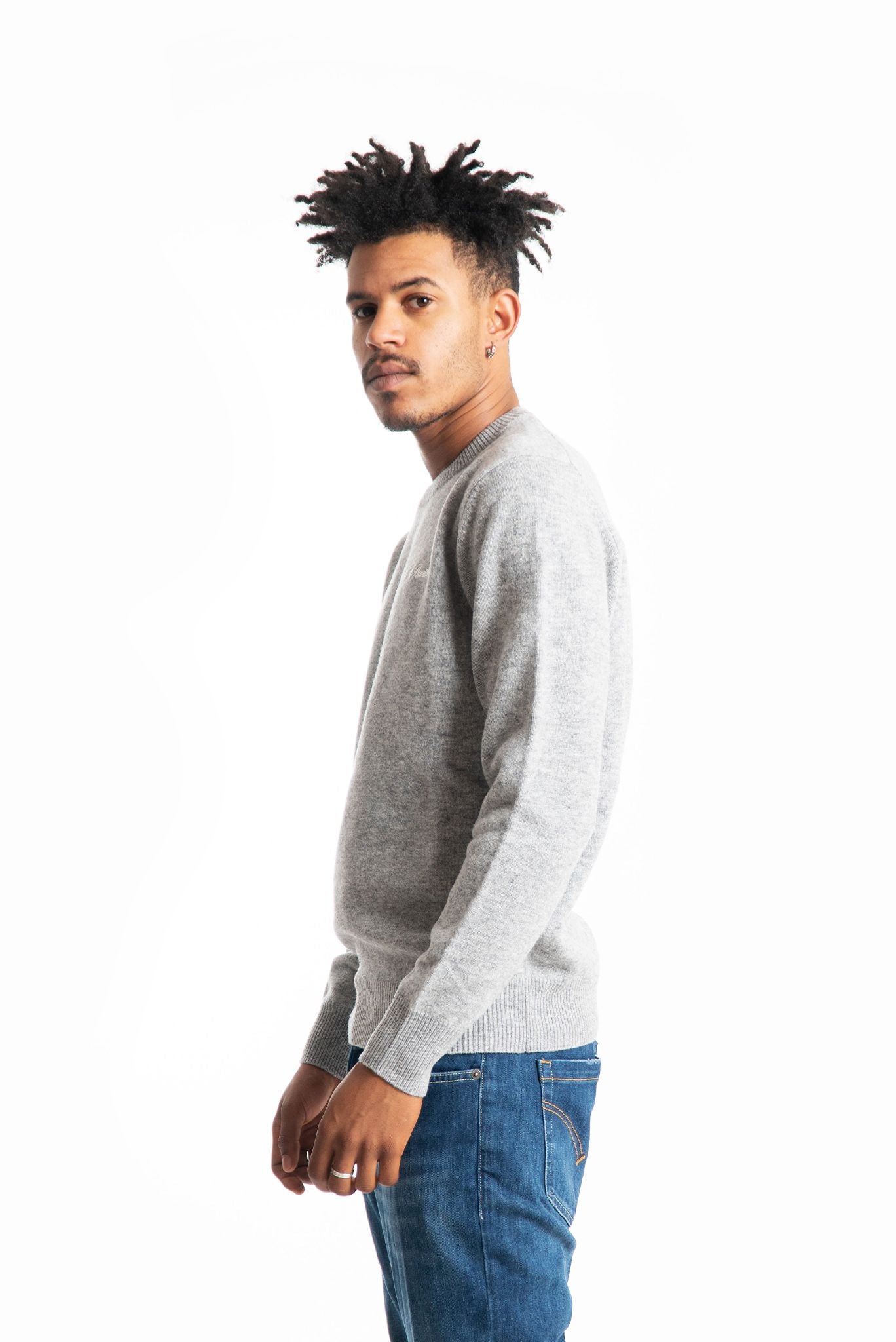 mc2 saint barth uomo maglione grigio in pura lana con logo st barth ricamato sul petto, lato