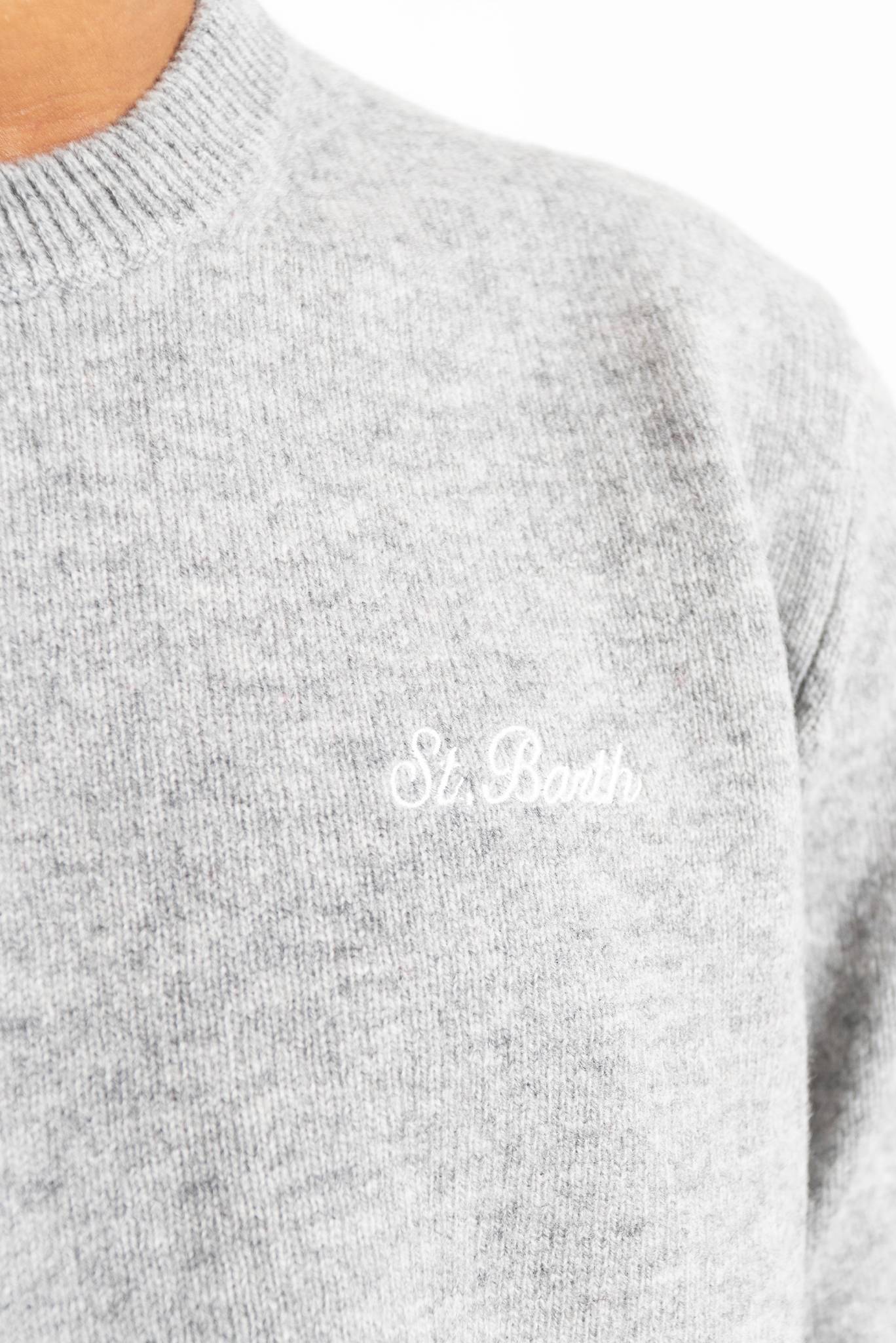 mc2 saint barth uomo maglione grigio in pura lana con logo st barth ricamato sul petto, dettaglio